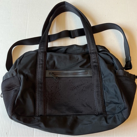 gym bags lululemon Athletica Lululemon Side-Cinch Shopper Bag 18L (Black) : Clothing, Shoes & Jewelry Designed for On the Move Lululemon 20th Anniversary Small Reusable